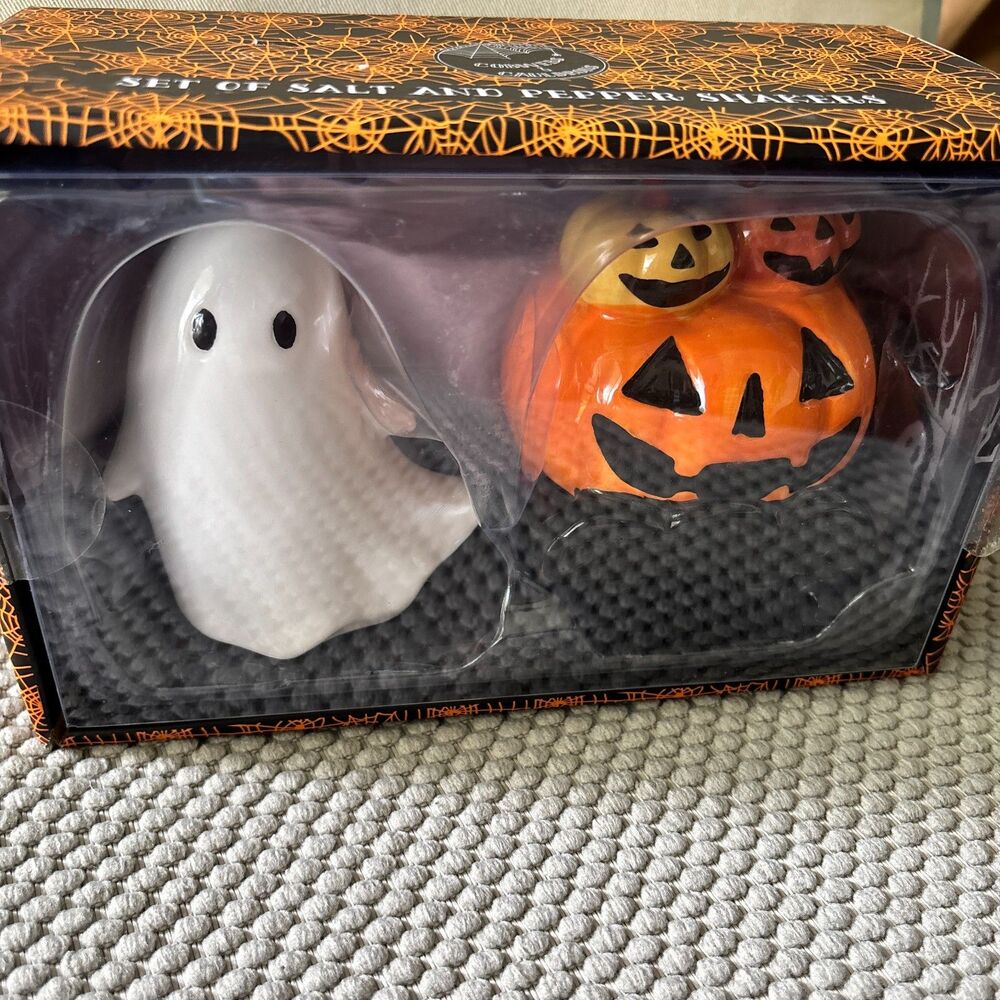 Halloween Cobwebs & Cauldrons Ghost/Pumpkin Ceramic 4" Salt/Pepper Shakers #H